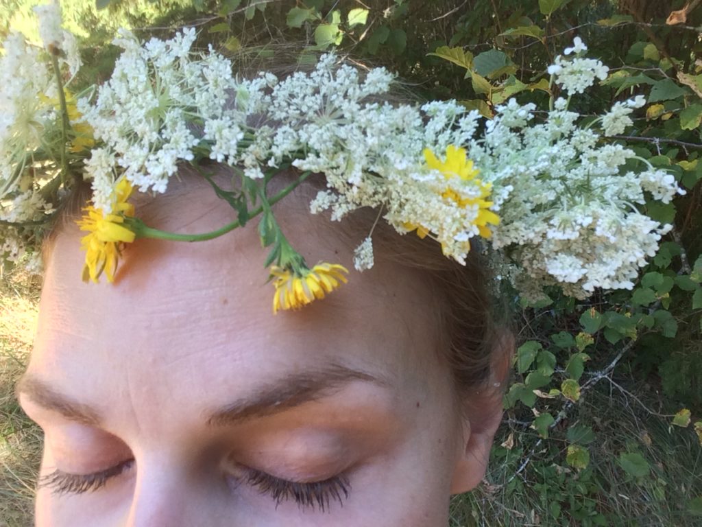 This summer, make a wildflower crown for your kids—or yourself. Here's how. Ten Thousand Hour Mama