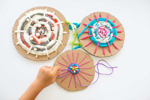 Easy yarn projects for kids / Circle weaving / No mess arts and crafts / Ten Thousand Hour Mama