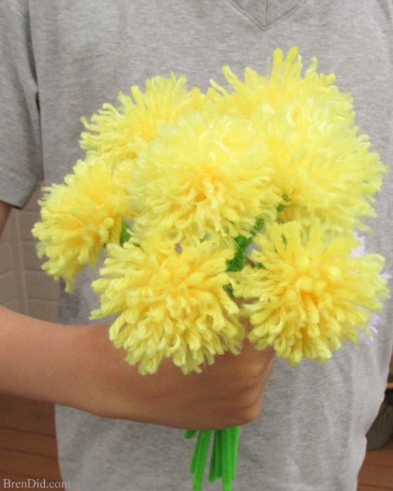 10 easy kid yarn crafts // Dandelion bouquet // tassel flowers // Ten Thousand Hour Mama